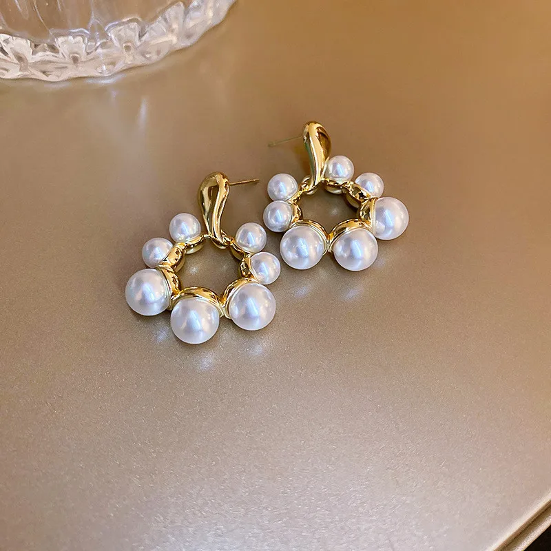 Statement Fashion Pearl Circle Earrings For Women Personality Temperament New Jewelry Pendientes Wholesale 
Statement Fashion Pearl Circle Earrings For Women Personality Temperament New Jewelry Pendientes Wholesale