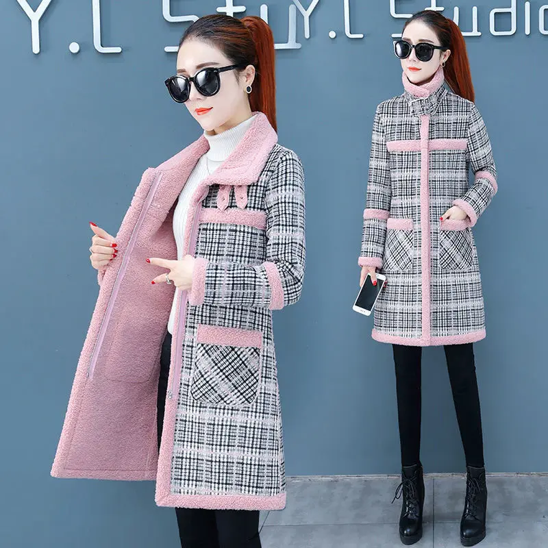 Women New Loose Plaid Thickened Plus Velvet Mid-length Cotton Coat Winter 2021 Fashion Lamb Wool Coat Female Zipper Jacket A278
Women New Loose Plaid Thickened Plus Velvet Mid-length Cotton Coat Winter 2021 Fashion Lamb Wool Coat Female Zipper Jacket A278