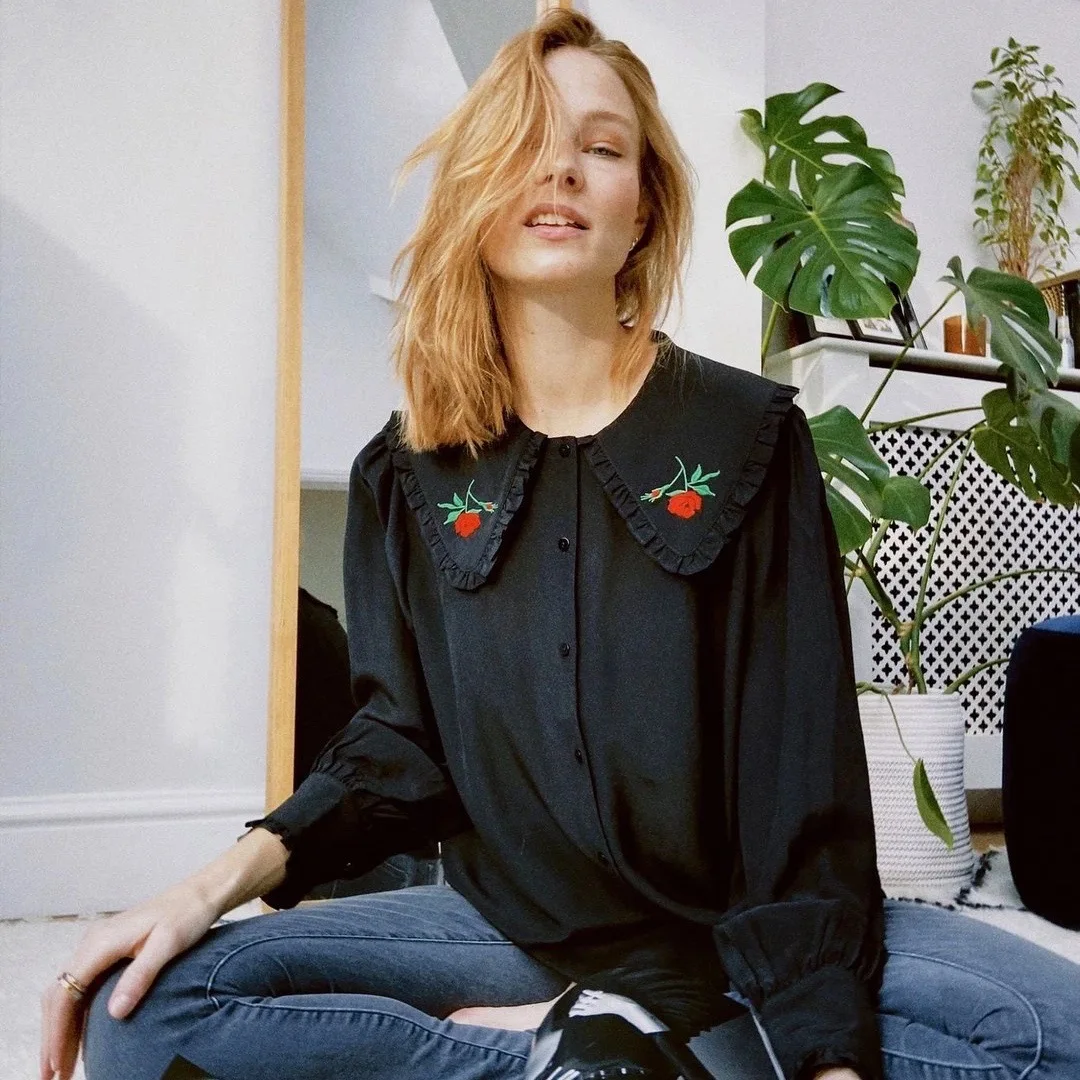 Women Shirt 2021 Autumn Doll Collar Rose Embroidered Shirt Black Commuter Long Sleeve Loose Top Women
Women Shirt 2021 Autumn Doll Collar Rose Embroidered Shirt Black Commuter Long Sleeve Loose Top Women
