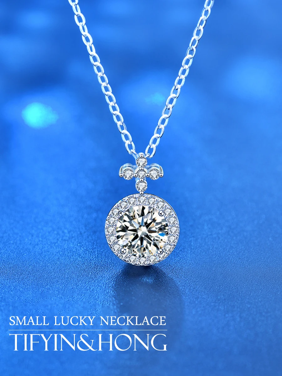 100% Moissanite Creative Design Small Lucky Necklace Exquisite Romantic Carat S925 Silver Female Couple Birthday Christmas Gift
100% Moissanite Creative Design Small Lucky Necklace Exquisite Romantic Carat S925 Silver Female Couple Birthday Christmas Gift