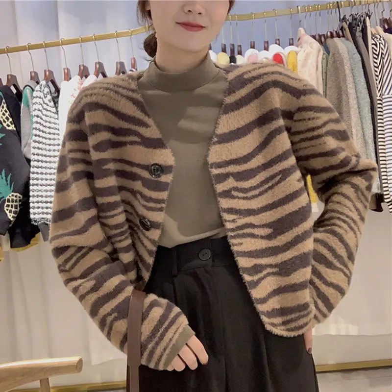New Women's Autumn Winter Leopard Print sweater Vintage buttons V Neck Cardigans Single Breasted Puff Sleeve Loose Cardigan
New Women's Autumn Winter Leopard Print sweater Vintage buttons V Neck Cardigans Single Breasted Puff Sleeve Loose Cardigan