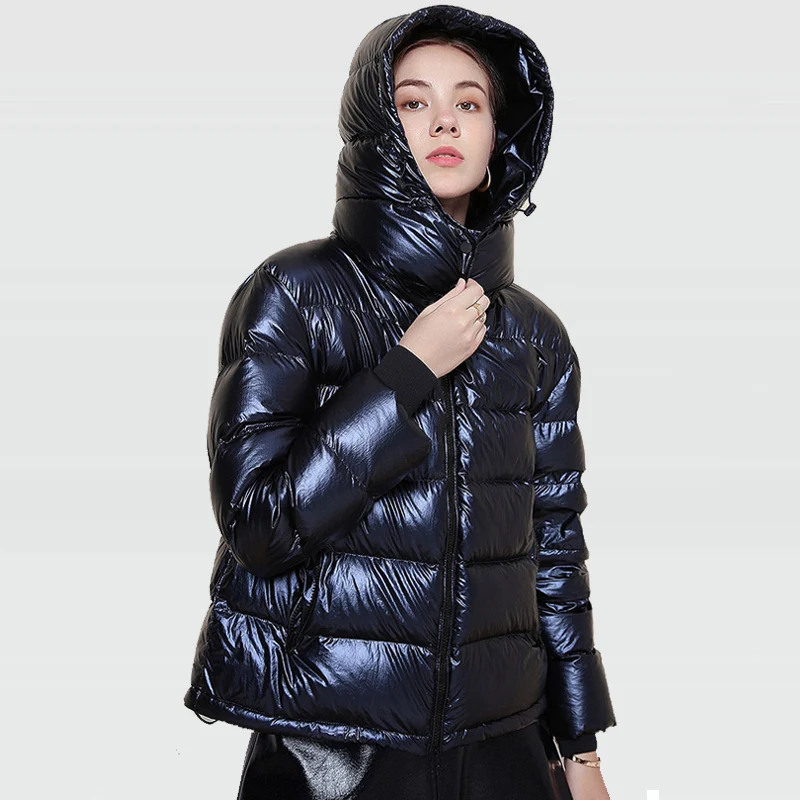 Куртка женская короткая, на 90% пуху белой утки, блестящая, водонепроницаемая 
Куртка женская короткая, на 90% пуху белой утки, блестящая, водонепроницаемая