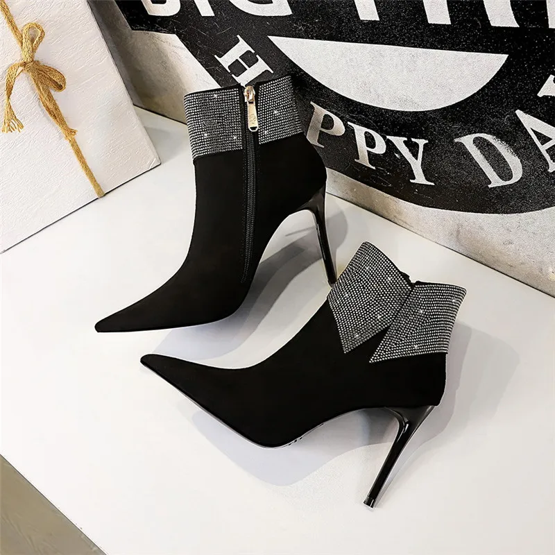 Hjwsfdcai Suede Lapel Rhinestone Women Short Boots Sexy Slim Ladies Stilettos High Heel Shoes Pointed Toe Warm Mujer Party Shoes 
Hjwsfdcai Suede Lapel Rhinestone Women Short Boots Sexy Slim Ladies Stilettos High Heel Shoes Pointed Toe Warm Mujer Party Shoes