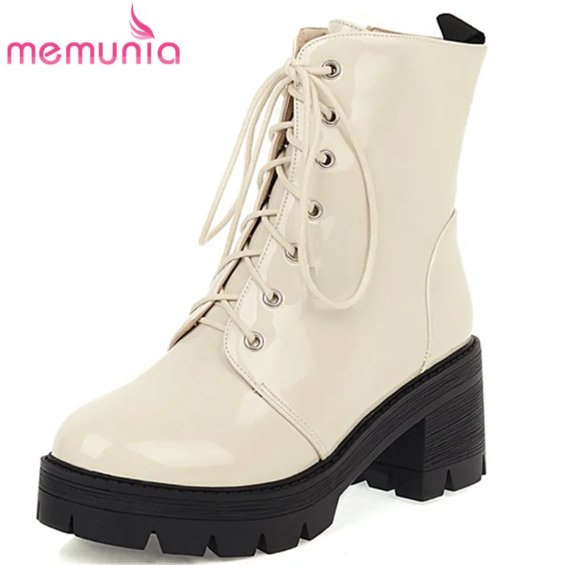 Женские ботинки на платформе и квадратном каблуке, с круглым носком
Женские ботинки на платформе и квадратном каблуке, с круглым носком