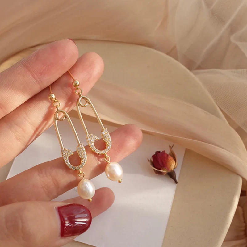 S925 Silver Needle Full Diamond Paper Clip Earrings Natural Pearl Earrings Retro Niche Earrings Female Long Temperament Jewelry
S925 Silver Needle Full Diamond Paper Clip Earrings Natural Pearl Earrings Retro Niche Earrings Female Long Temperament Jewelry