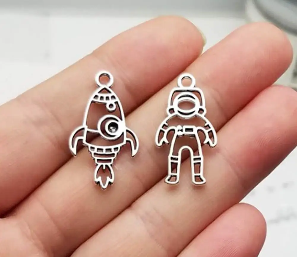 20/pcs--26x14mm-28x16mm Astronaut Pendants Antique Silver Plated Rocket Charms DIY Supplies Jewelry Making Findings Accessories
20/pcs--26x14mm-28x16mm Astronaut Pendants Antique Silver Plated Rocket Charms DIY Supplies Jewelry Making Findings Accessories