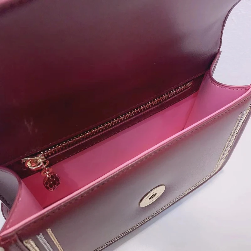 New Style Inlaid Iron Chain Leather With Drum Rim 2021 Women's Small Square Bag Tofu Bag Shoulder Messenger Fashion Wine red
New Style Inlaid Iron Chain Leather With Drum Rim 2021 Women's Small Square Bag Tofu Bag Shoulder Messenger Fashion Wine red