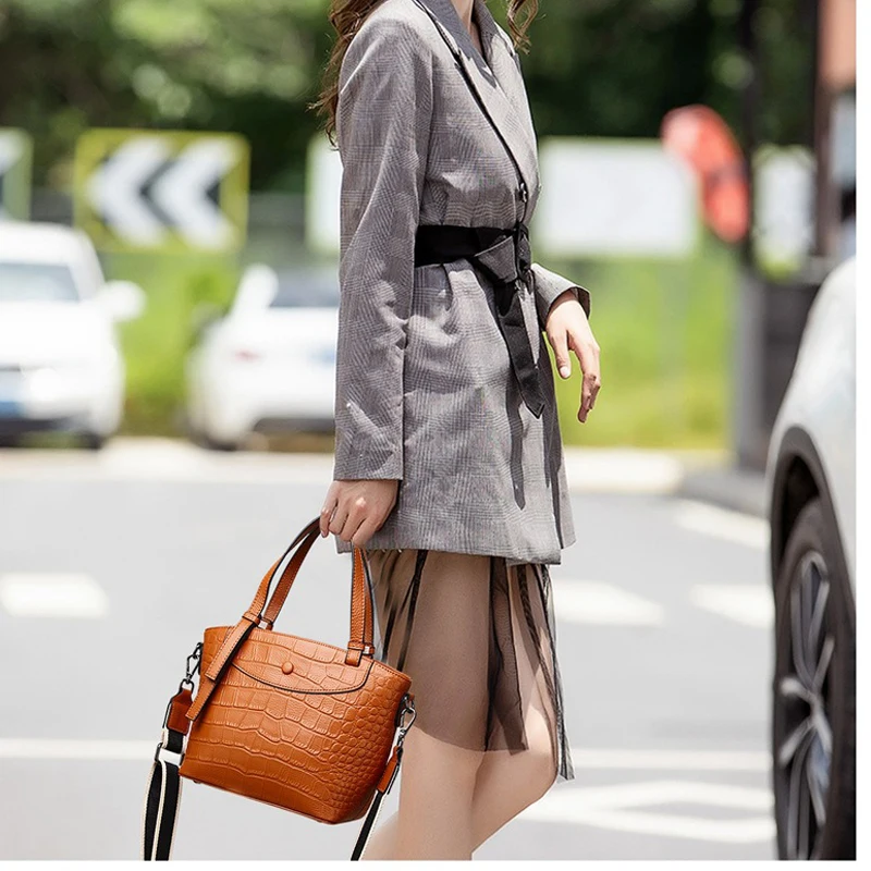 Кожаные сумки с узором под кожу крокодила, новинка 2021, сумка-мессенджер на широком ремешке, модная кожаная сумка через плечо с верхним слоем
Кожаные сумки с узором под кожу крокодила, новинка 2021, сумка-мессенджер на широком ремешке, модная кожаная сумка через плечо с верхним слоем