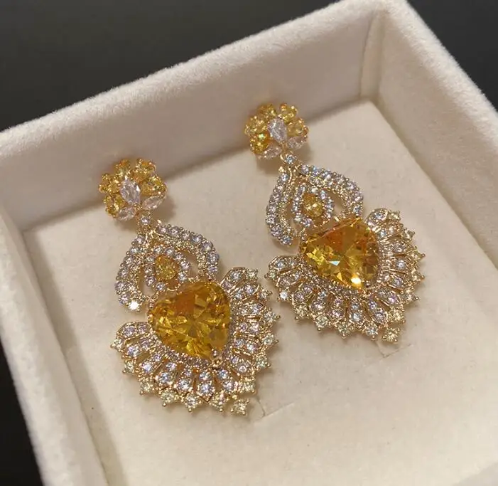 Baroque yellow sapphire heart-shaped zircon fan-shaped earrings elegant bridal banquet annual meeting full zircon luxury eardrop
Baroque yellow sapphire heart-shaped zircon fan-shaped earrings elegant bridal banquet annual meeting full zircon luxury eardrop