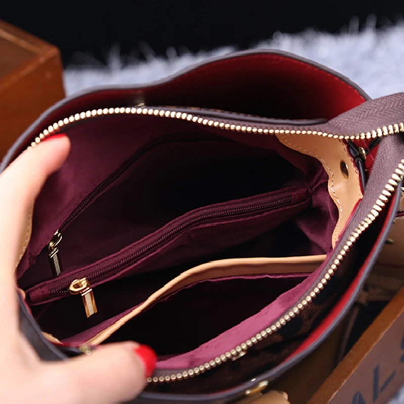 Genuine Leather Women Buckets 2021 New Fashion Classical Prints One Shoulder Bags Ladies Famous Purses and Handbags Sac Luxe Cc
Genuine Leather Women Buckets 2021 New Fashion Classical Prints One Shoulder Bags Ladies Famous Purses and Handbags Sac Luxe Cc