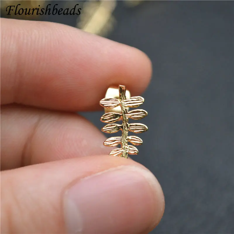 30 шт., металлические серьги-гвоздики в форме листа 
30 шт., металлические серьги-гвоздики в форме листа