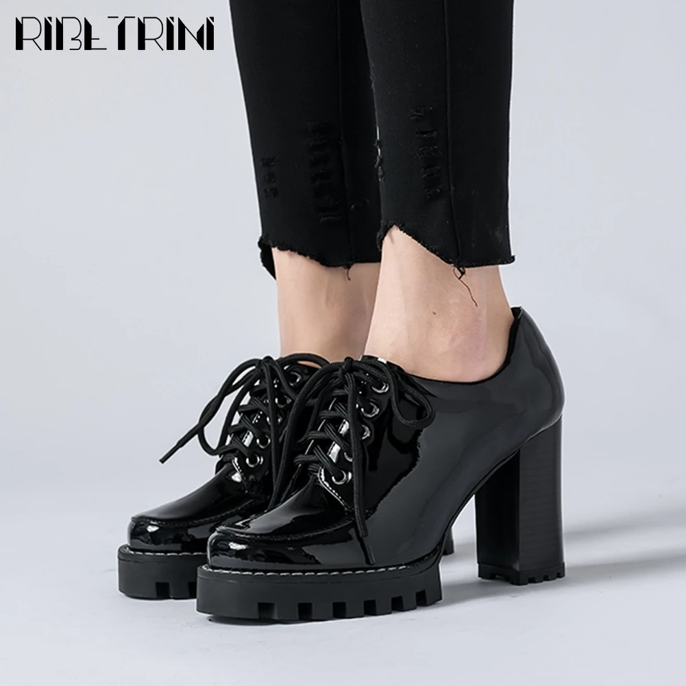 RIBETRINI/элегантные туфли на низкой платформе; Роскошные Брендовые женские туфли-лодочки из лакированной кожи; Офисные модельные туфли-лодочк...
RIBETRINI/элегантные туфли на низкой платформе; Роскошные Брендовые женские туфли-лодочки из лакированной кожи; Офисные модельные туфли-лодочк...