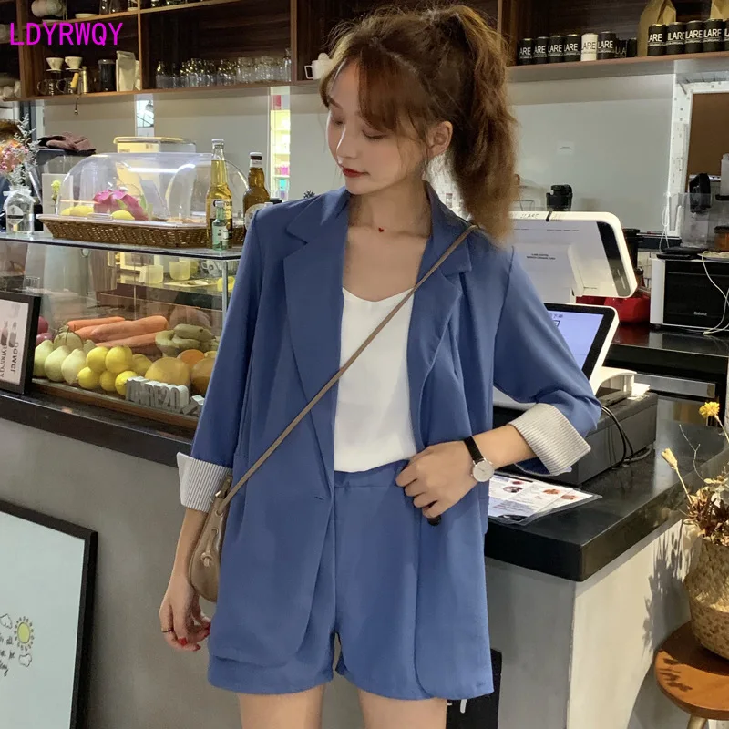 LDYRWQY spring and summer new Korean women's fashion casual temperament lapel seven-point sleeve shorts solid color two-piece
LDYRWQY spring and summer new Korean women's fashion casual temperament lapel seven-point sleeve shorts solid color two-piece