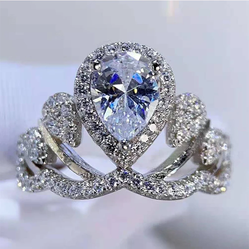 Fashion Korean Version S925 Silver New High-End Diamond Ring Water Drop Zircon Crown Couple Ring Jewelry Female Romantic Gift
Fashion Korean Version S925 Silver New High-End Diamond Ring Water Drop Zircon Crown Couple Ring Jewelry Female Romantic Gift