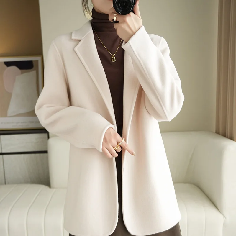 Новинка Осень-зима 2022 кашемировое двухстороннее твидовое Пальто приталенное Короткое шерстяное пальто женская одежда в западном стиле
Новинка Осень-зима 2022 кашемировое двухстороннее твидовое Пальто приталенное Короткое шерстяное пальто женская одежда в западном стиле