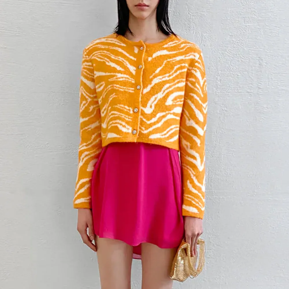 Женский жаккардовый вязаный кардиган Za, повседневный укороченный свитер на пуговицах с длинным рукавом, украшенный пуговицами, 2022
Женский жаккардовый вязаный кардиган Za, повседневный укороченный свитер на пуговицах с длинным рукавом, украшенный пуговицами, 2022