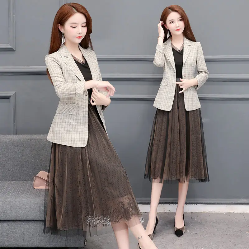 2021 Women Autumn New Vintage 2 Piece Set Female Plaid Button Blazer + V-neck Pleated Mesh Dress Set Lady Casual Loose Suit E934 
2021 Women Autumn New Vintage 2 Piece Set Female Plaid Button Blazer + V-neck Pleated Mesh Dress Set Lady Casual Loose Suit E934