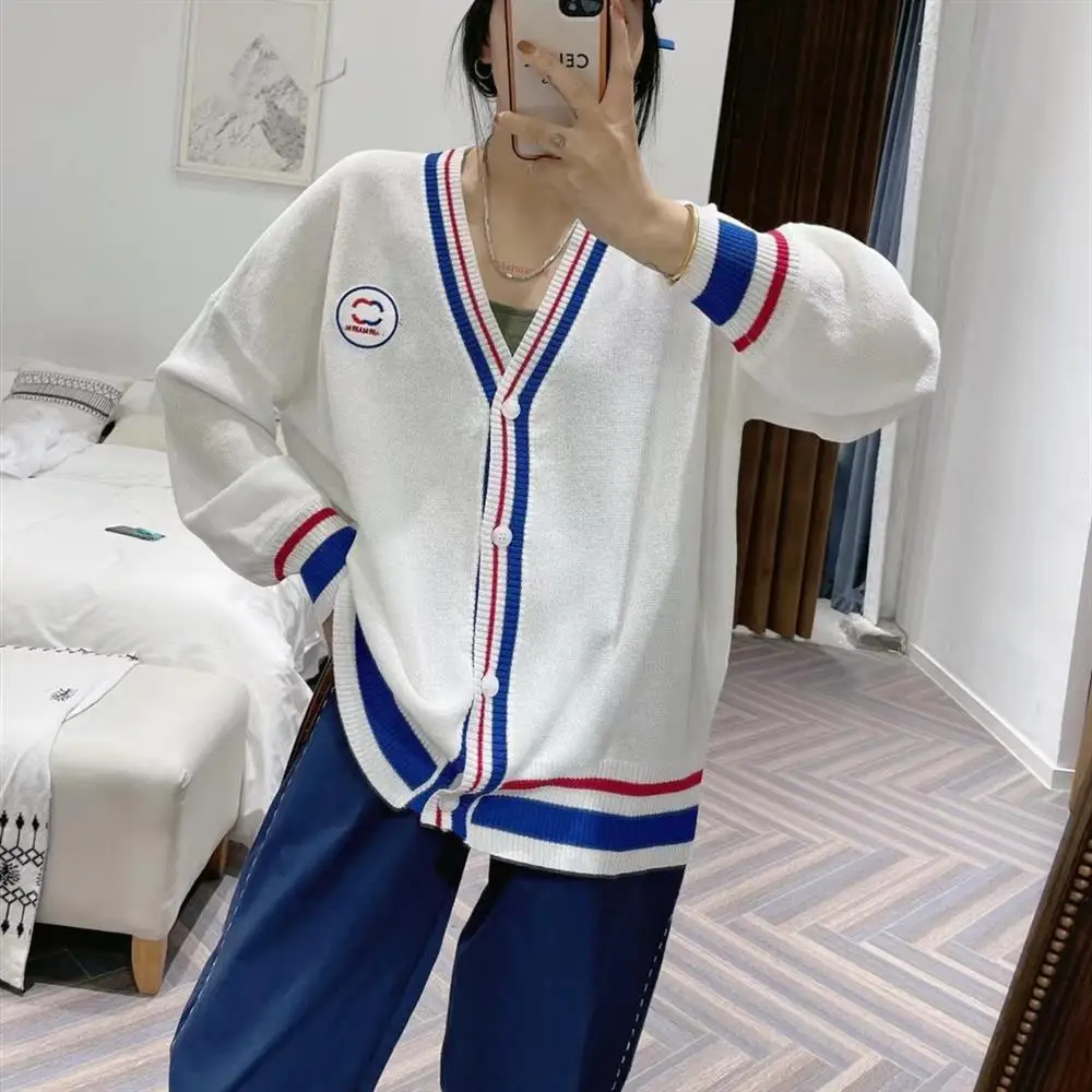 European station 2021 spring academic v-neck breasted sweater loose lazy letter embroidery color matching cardigan female
European station 2021 spring academic v-neck breasted sweater loose lazy letter embroidery color matching cardigan female