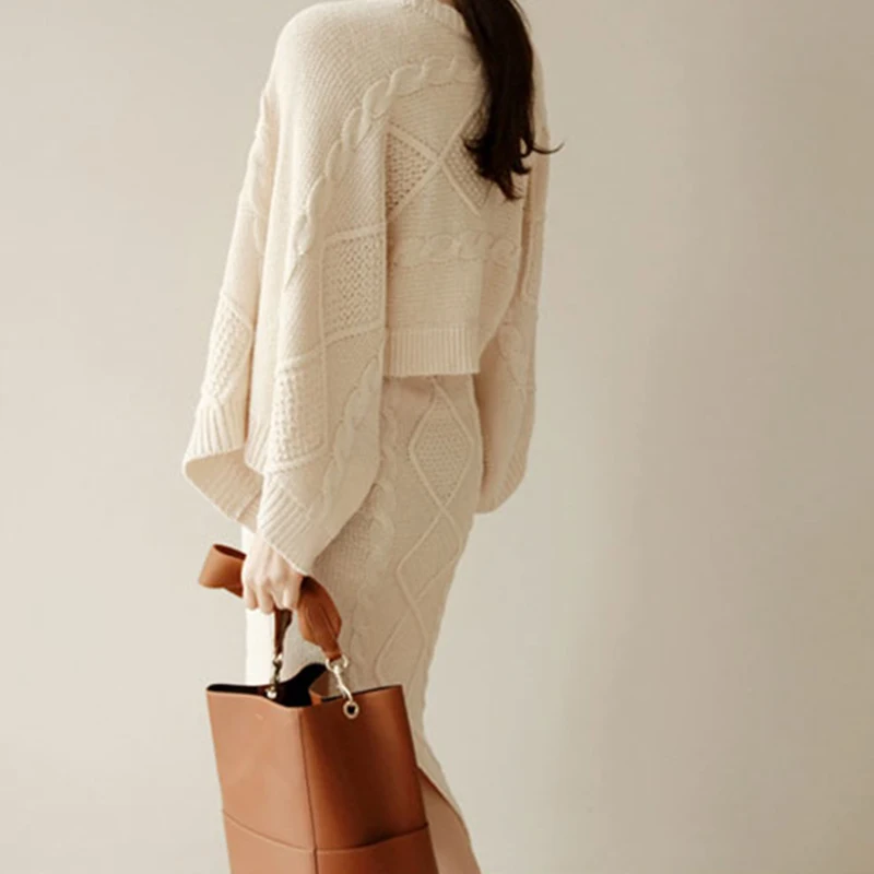2020 Women Knitted 2 Piece Set Batwing Sleeve Loose Tops+Slim Bodycon Skirt Female Sweater Suits Two Piece Outfits
2020 Women Knitted 2 Piece Set Batwing Sleeve Loose Tops+Slim Bodycon Skirt Female Sweater Suits Two Piece Outfits