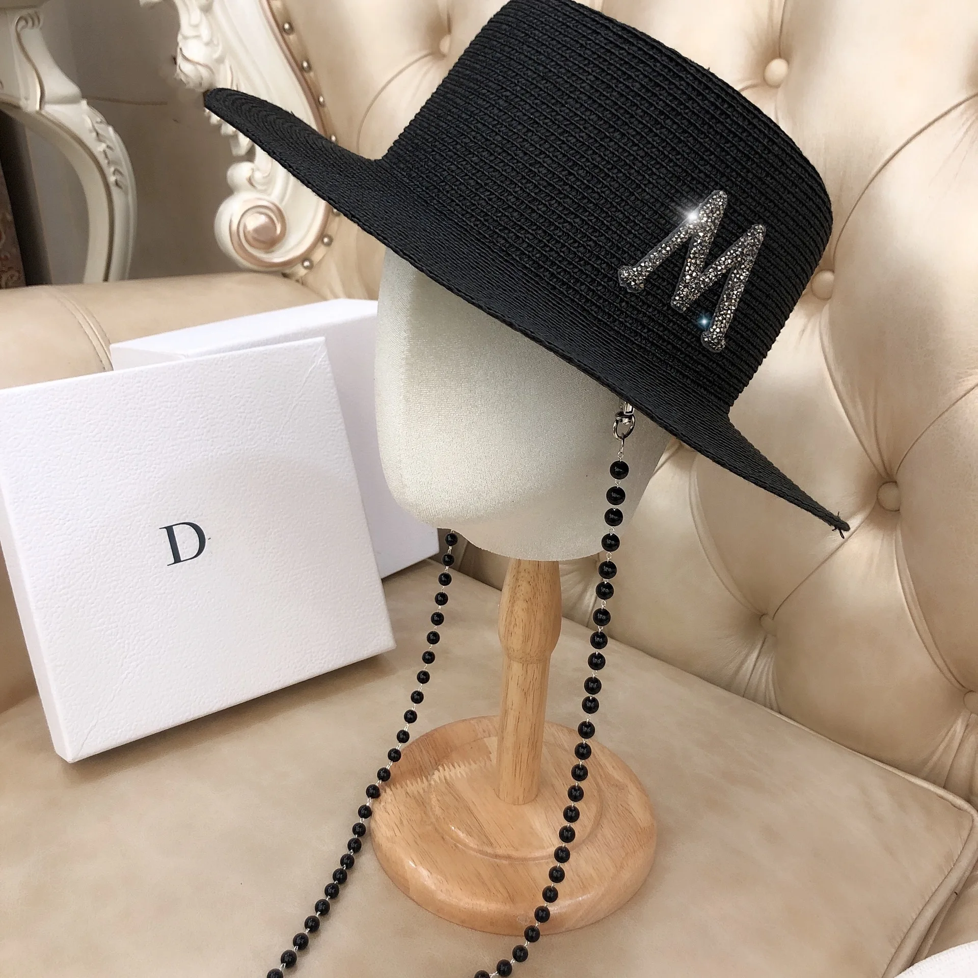 Summer Hat for Women Men Straw Pearls Chain Sun Hats 2021 New Fashionable Cap Visors Designer Beach Hats Elegant Fedoras Black
Summer Hat for Women Men Straw Pearls Chain Sun Hats 2021 New Fashionable Cap Visors Designer Beach Hats Elegant Fedoras Black