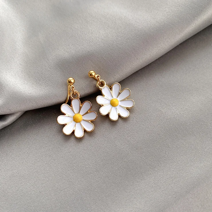 Little Daisy Ear Clip Mosquito Coil Female Summer Flower French Retro Cute and Graceful Invisible Painless Earrings
Little Daisy Ear Clip Mosquito Coil Female Summer Flower French Retro Cute and Graceful Invisible Painless Earrings