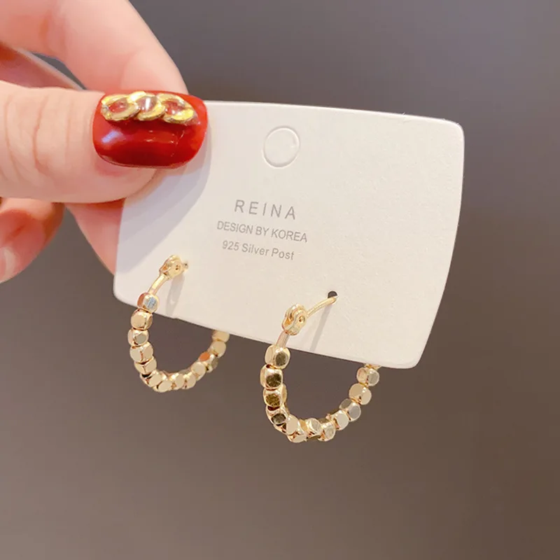 Temperament metal earrings exaggerated three-dimensional earlobe earrings women's fashion jewelry
Temperament metal earrings exaggerated three-dimensional earlobe earrings women's fashion jewelry