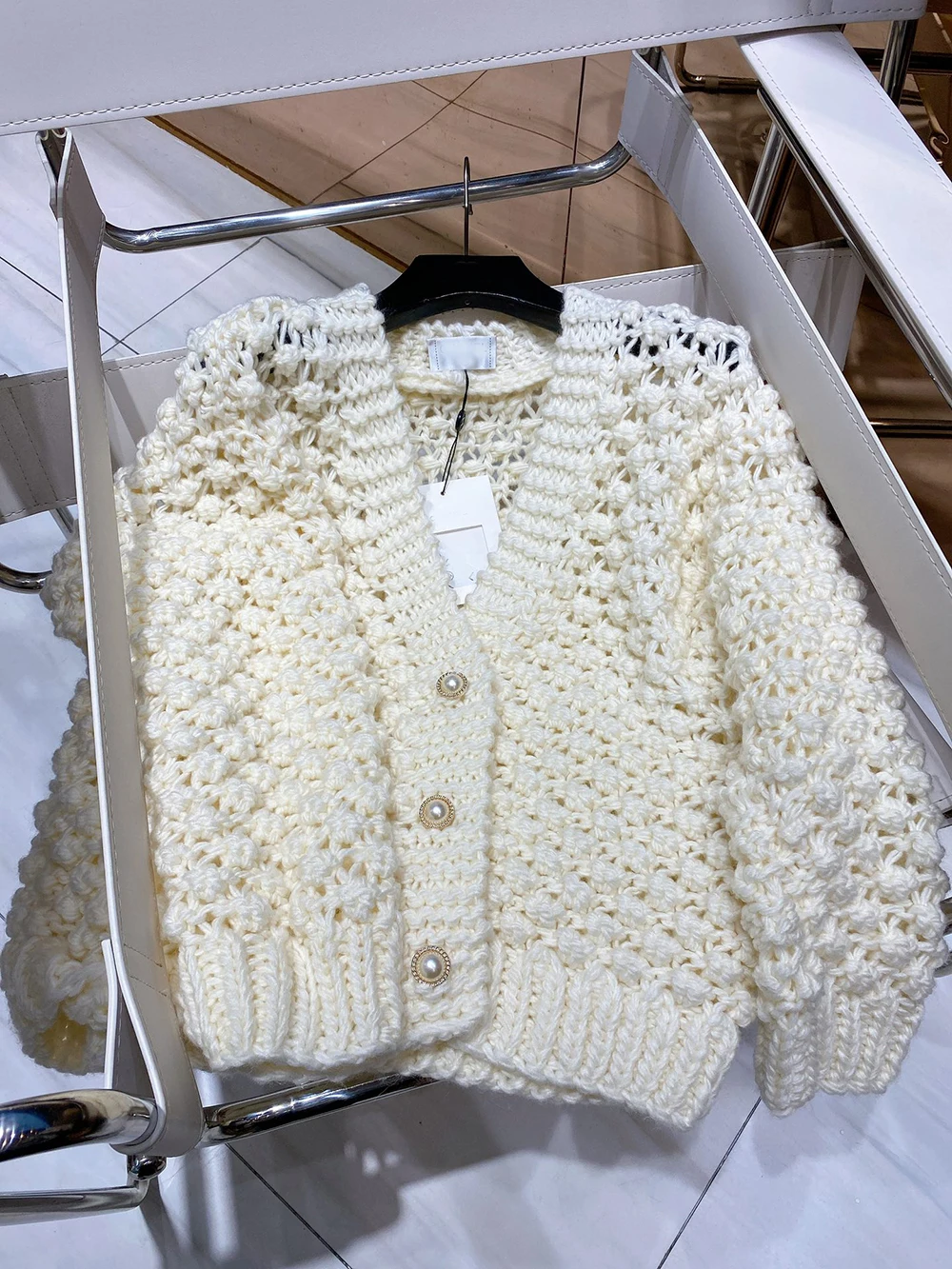 2021 Autumn winter handmade crocheted cardigan V-neck sweater cardigans for women
2021 Autumn winter handmade crocheted cardigan V-neck sweater cardigans for women