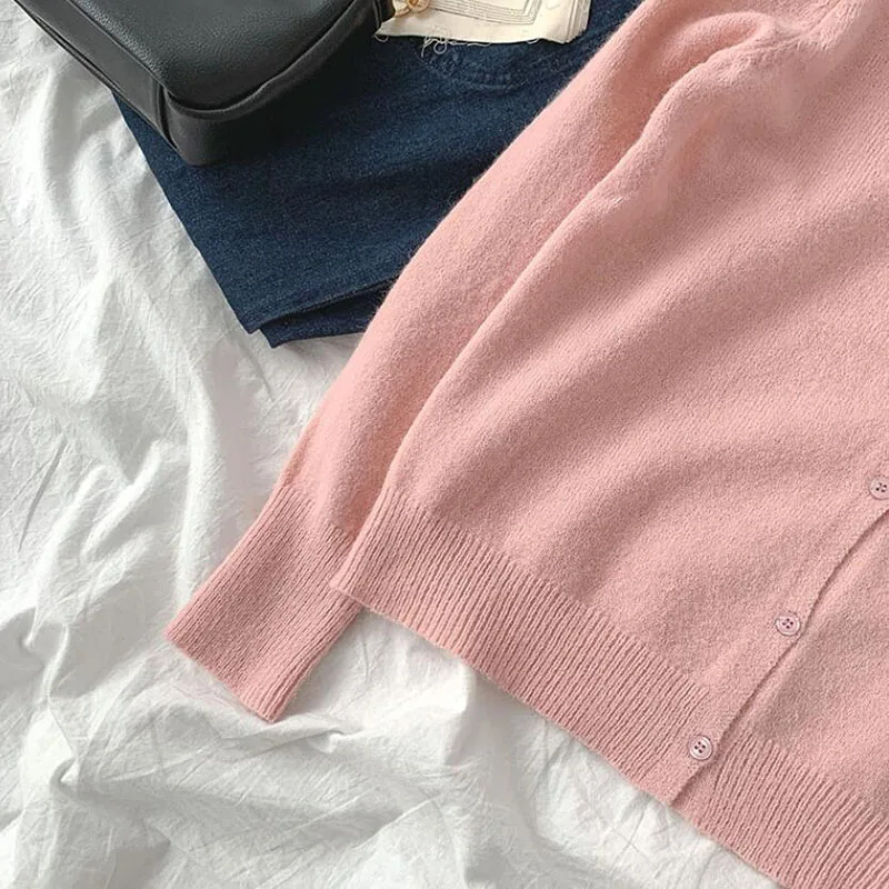 2021 Women Solid color Loose Knitted Cardigan Sweater Vintage Long Sleeve Single-breasted Female Outerwear Chic Tops
2021 Women Solid color Loose Knitted Cardigan Sweater Vintage Long Sleeve Single-breasted Female Outerwear Chic Tops