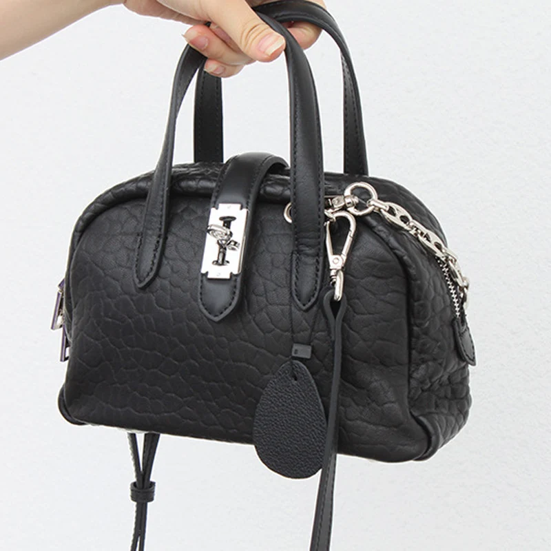 100% cowhide leather bag European and American Vintage Lock Bag Female Small Bag Messenger Bag Sheepskin leather bag luxury bag
100% cowhide leather bag European and American Vintage Lock Bag Female Small Bag Messenger Bag Sheepskin leather bag luxury bag