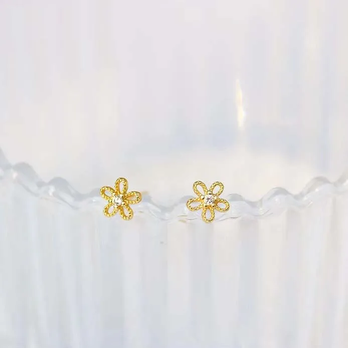 Korean Style Mini Cute Little Sun Flower Stud Earring for Women Temperament Ear Pin Fashion Jewelry Gift Hollow Earrings
Korean Style Mini Cute Little Sun Flower Stud Earring for Women Temperament Ear Pin Fashion Jewelry Gift Hollow Earrings