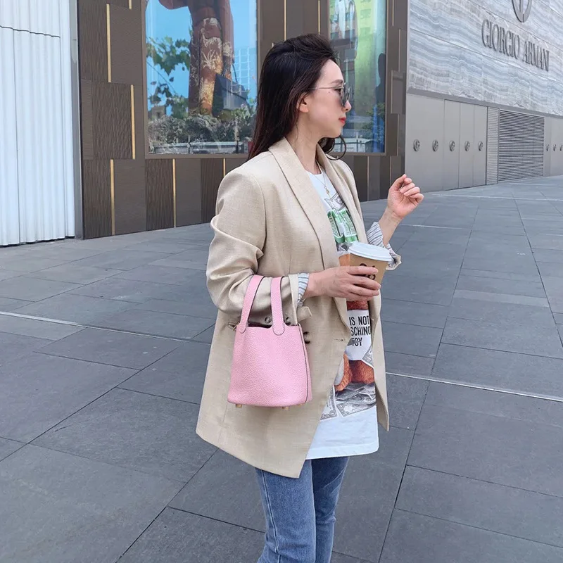 New Samll Women's Cow leather Gold Buckle Bucket Bag Fashion Handbag Small Bag Leather Vegetable Basket Bag Female
New Samll Women's Cow leather Gold Buckle Bucket Bag Fashion Handbag Small Bag Leather Vegetable Basket Bag Female