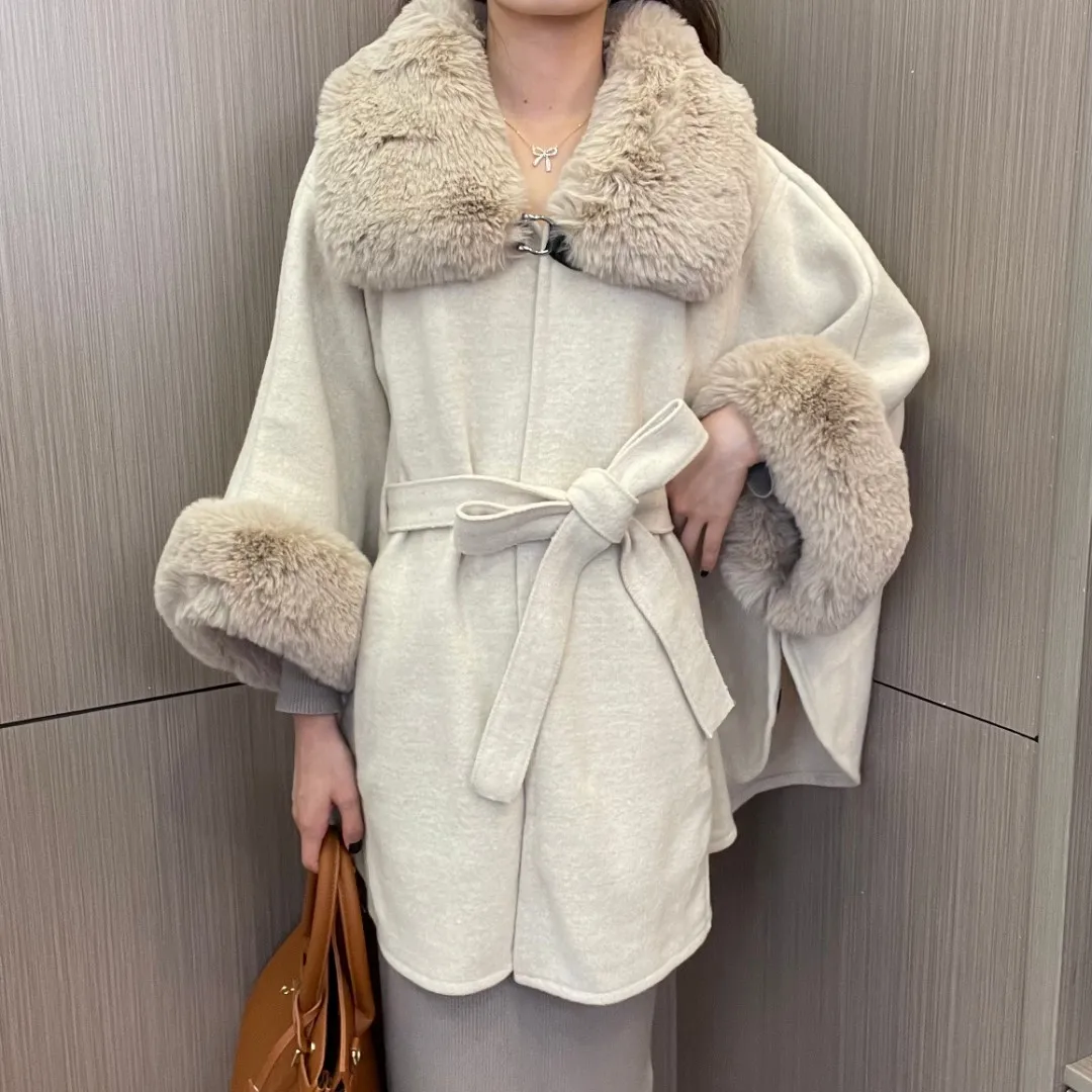 2022 French Autumn Winter Light Luxury Faux Rabbit Fur Square Collar Lace-up Waist Tight Poncho Cape Woolen Coat for Women
2022 French Autumn Winter Light Luxury Faux Rabbit Fur Square Collar Lace-up Waist Tight Poncho Cape Woolen Coat for Women
