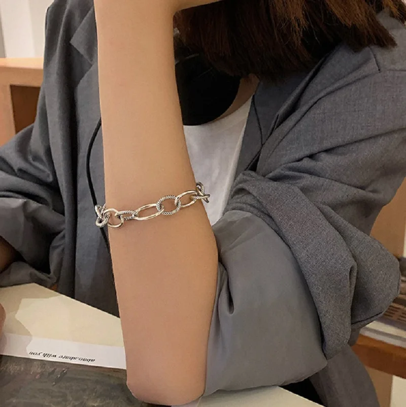 MEYRROYU 925 Sterling Silver Korean 2021 New Fashion Retro Trend Big Circle Stitching Bracelet Female Wild Jewelry Wholesale
MEYRROYU 925 Sterling Silver Korean 2021 New Fashion Retro Trend Big Circle Stitching Bracelet Female Wild Jewelry Wholesale
