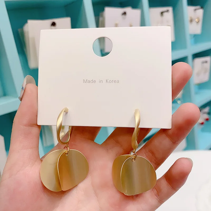 New style exquisite high-end earrings fashion golden matte gold texture earrings women
New style exquisite high-end earrings fashion golden matte gold texture earrings women
