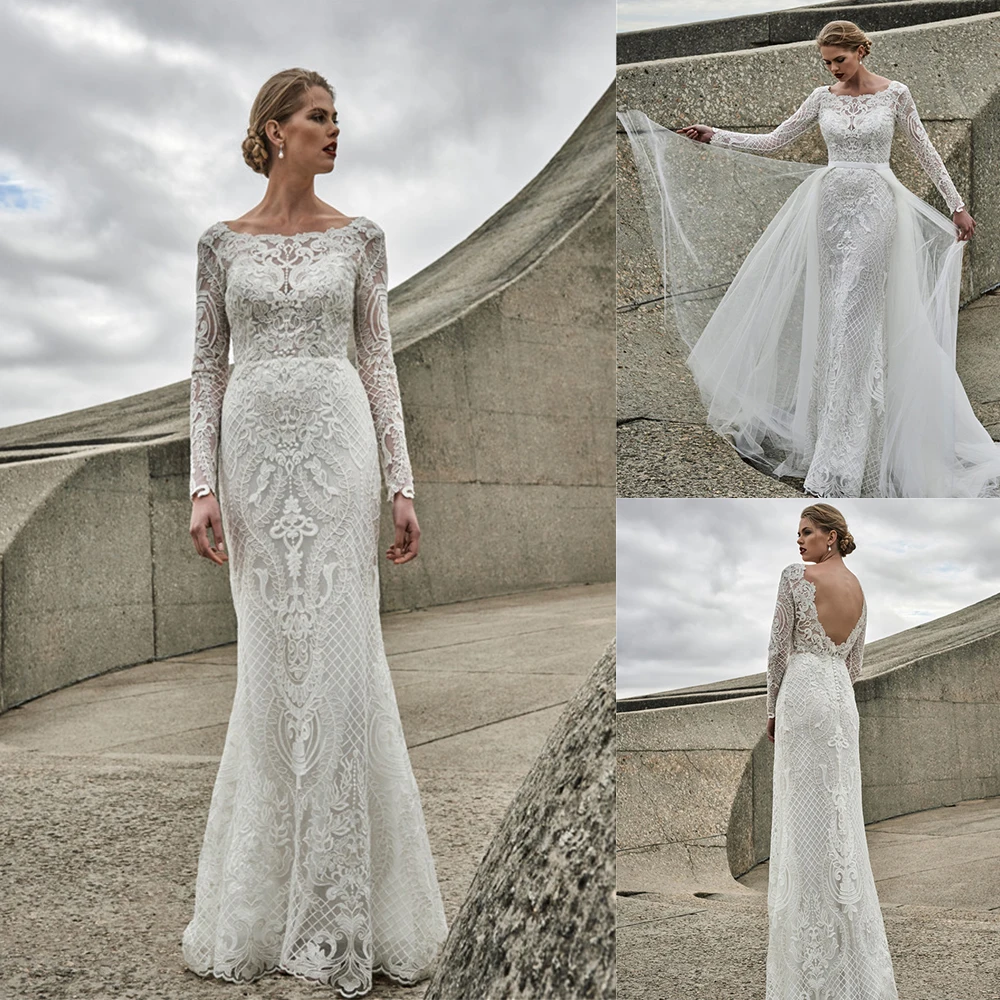 Свадебное платье с глубоким декольте, кружевной аппликацией и открытой спиной 
Свадебное платье с глубоким декольте, кружевной аппликацией и открытой спиной