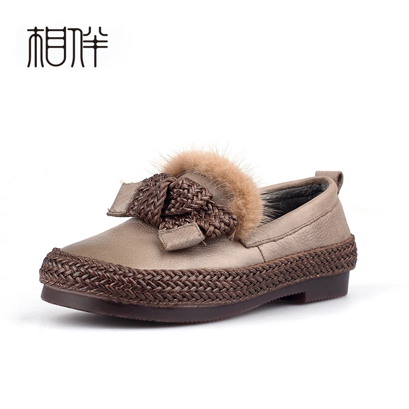 Xiangban shoes female 2020 winter women's shoes soft leather handmade velvet lining flat with fur casual low heels shoes
Xiangban shoes female 2020 winter women's shoes soft leather handmade velvet lining flat with fur casual low heels shoes