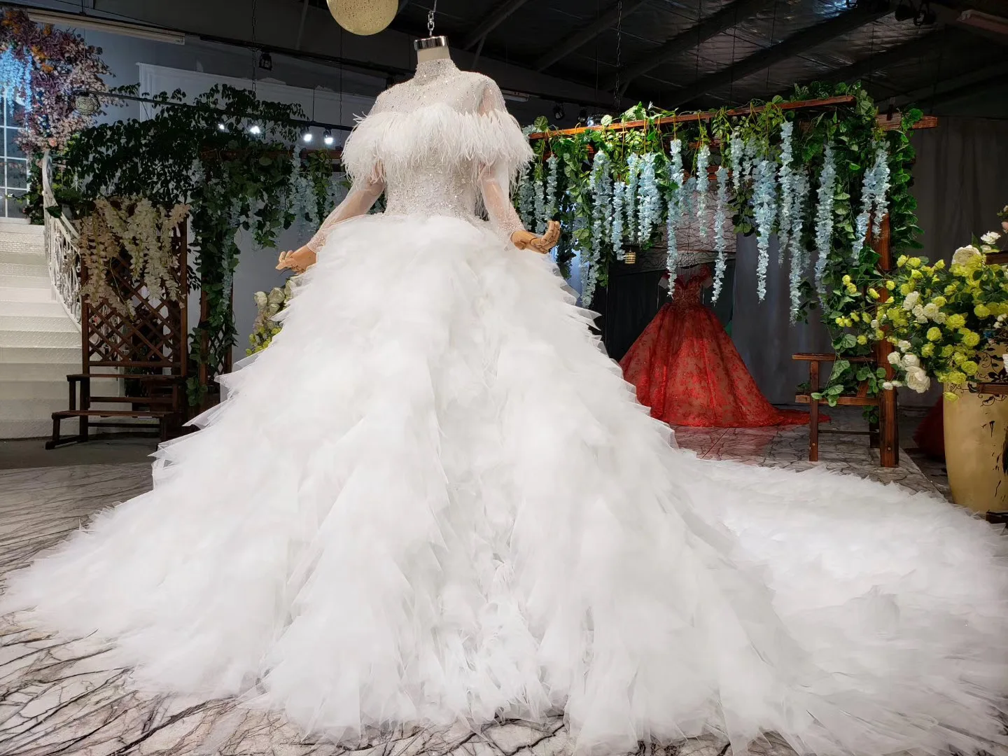 2019 Luxuy Cystals Top Feathers Wedding Dress Sexy Transparent Layers Skirt Puffy Ball Gown Bridal Gown Custom Made Ball Gown
2019 Luxuy Cystals Top Feathers Wedding Dress Sexy Transparent Layers Skirt Puffy Ball Gown Bridal Gown Custom Made Ball Gown