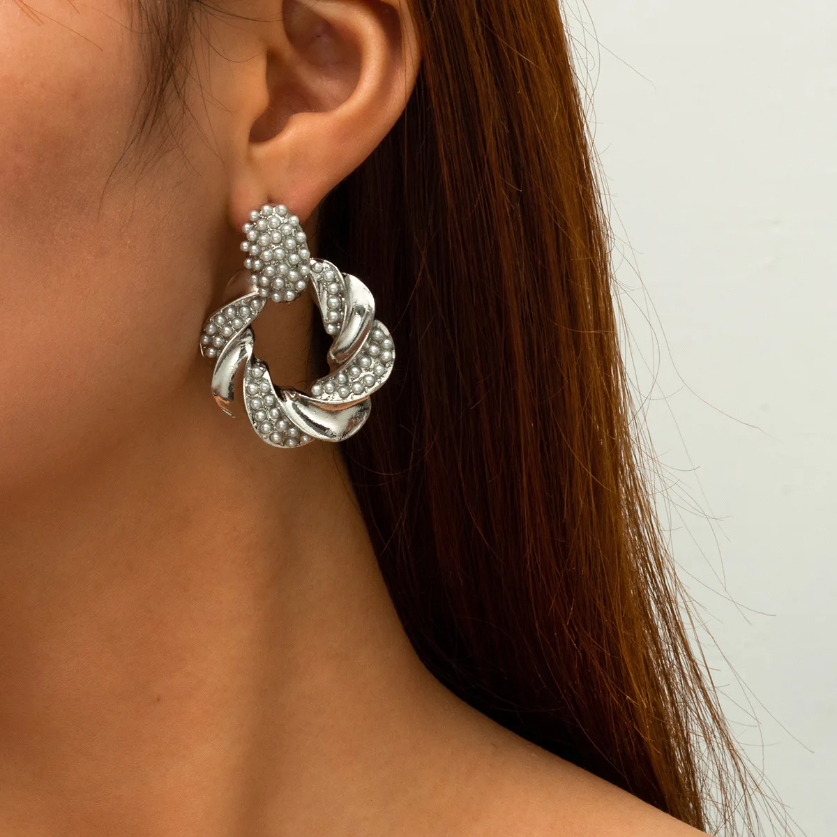 French Retro Geometric Twist Diamond Earrings Temperament Palace Style Imitation Pearl Earrings
French Retro Geometric Twist Diamond Earrings Temperament Palace Style Imitation Pearl Earrings