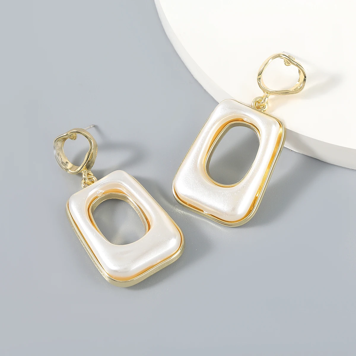 Fashion Metal Imitation Pearl Geometric Square Earrings Women's Popular Simple Dangle Earrings Party Accessories
Fashion Metal Imitation Pearl Geometric Square Earrings Women's Popular Simple Dangle Earrings Party Accessories