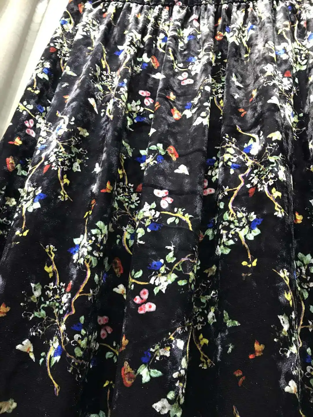 Chic Women French Skirt 2021 New Silk Velvet Print Irregular Hem Lace Trim Midi Skirt
Chic Women French Skirt 2021 New Silk Velvet Print Irregular Hem Lace Trim Midi Skirt