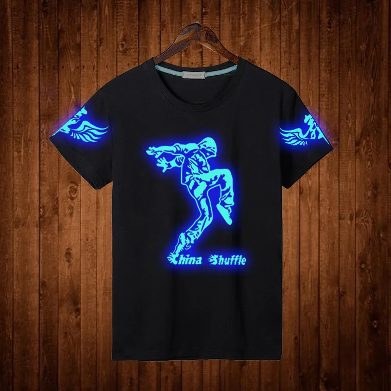 a Black Men 's Short-sleeved T-shirt with Fashionable Cool Patterns That Can Shine in The Dark 
a Black Men 's Short-sleeved T-shirt with Fashionable Cool Patterns That Can Shine in The Dark