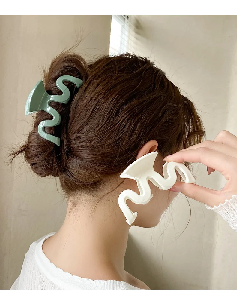Strongly fixed anti-skid wave retro female big claw clip temperament plate hairpin shark clip hair accessories
Strongly fixed anti-skid wave retro female big claw clip temperament plate hairpin shark clip hair accessories
