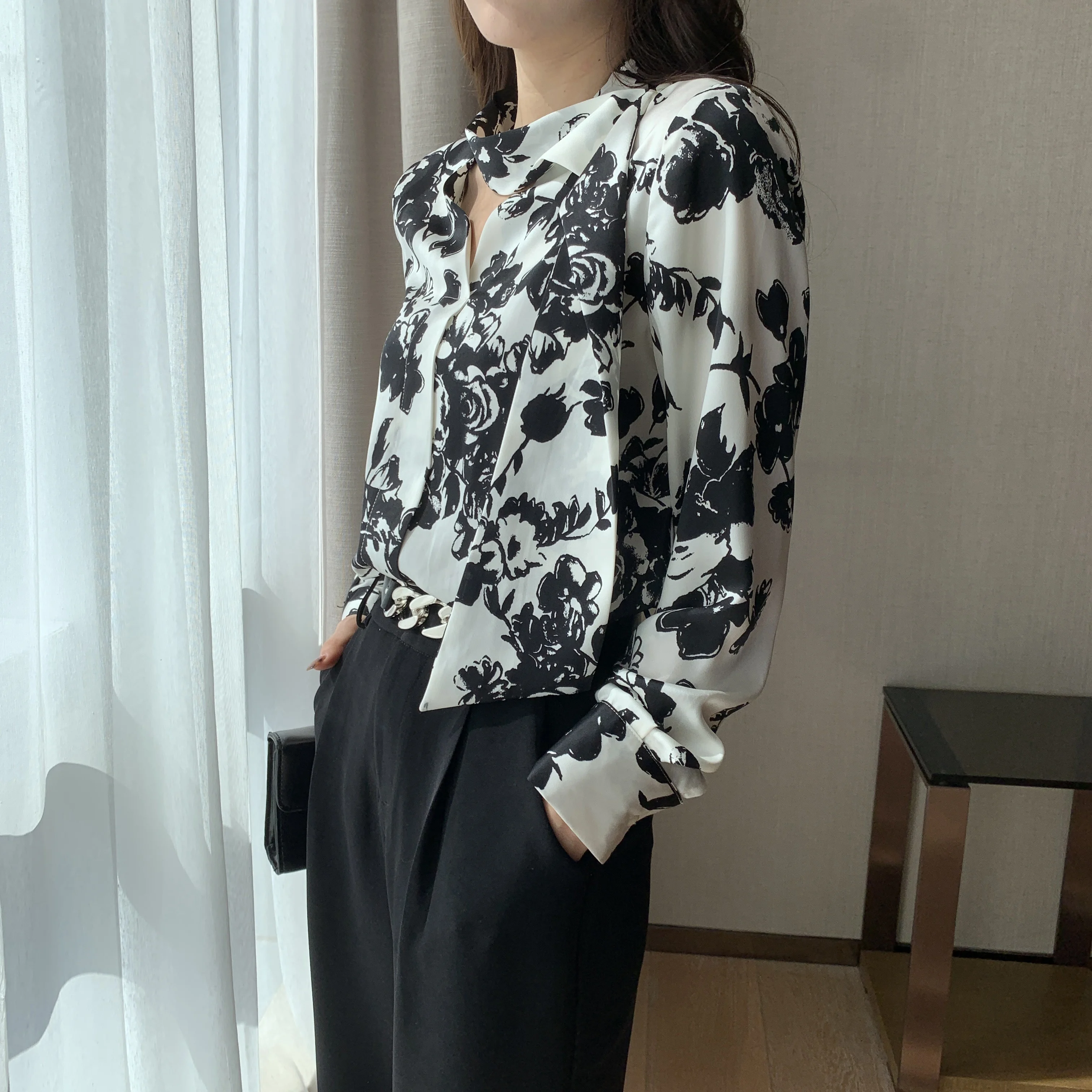 2021 Spring Autumn Woman Fashion Long Sleeves Scarf And Collar Black Floral Chiffon Vintage Print Pullovers Loose Shirt LX0035
2021 Spring Autumn Woman Fashion Long Sleeves Scarf And Collar Black Floral Chiffon Vintage Print Pullovers Loose Shirt LX0035