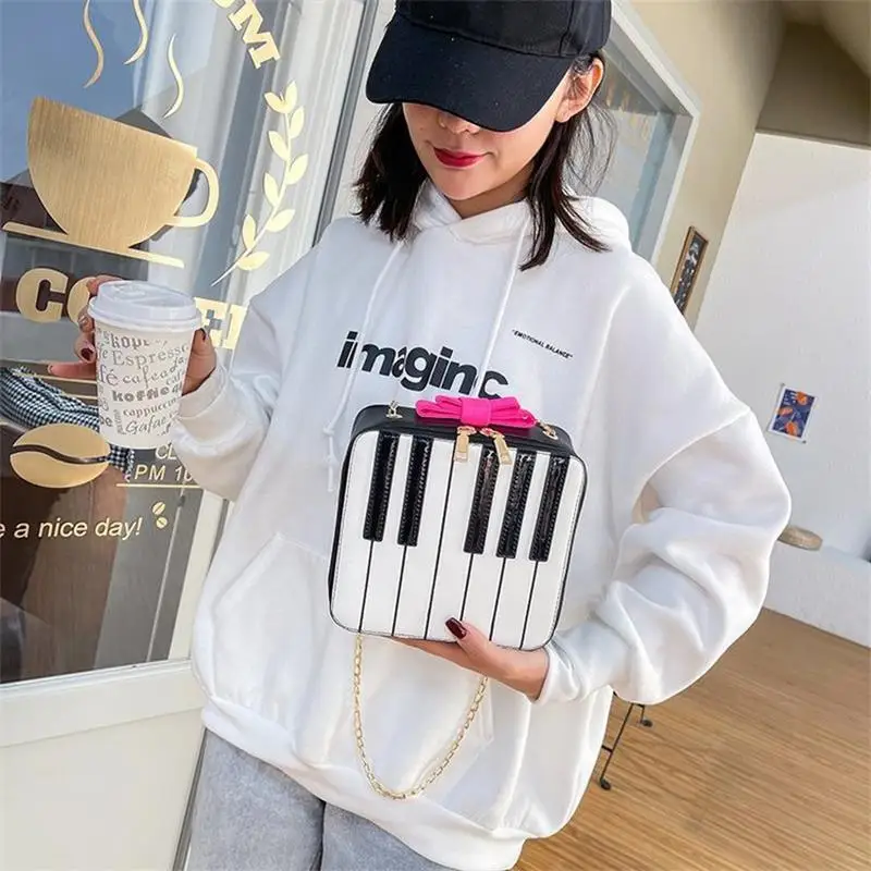 New European and American fashion funny personality creative simulation piano keys laser Pu lady chain bag
New European and American fashion funny personality creative simulation piano keys laser Pu lady chain bag
