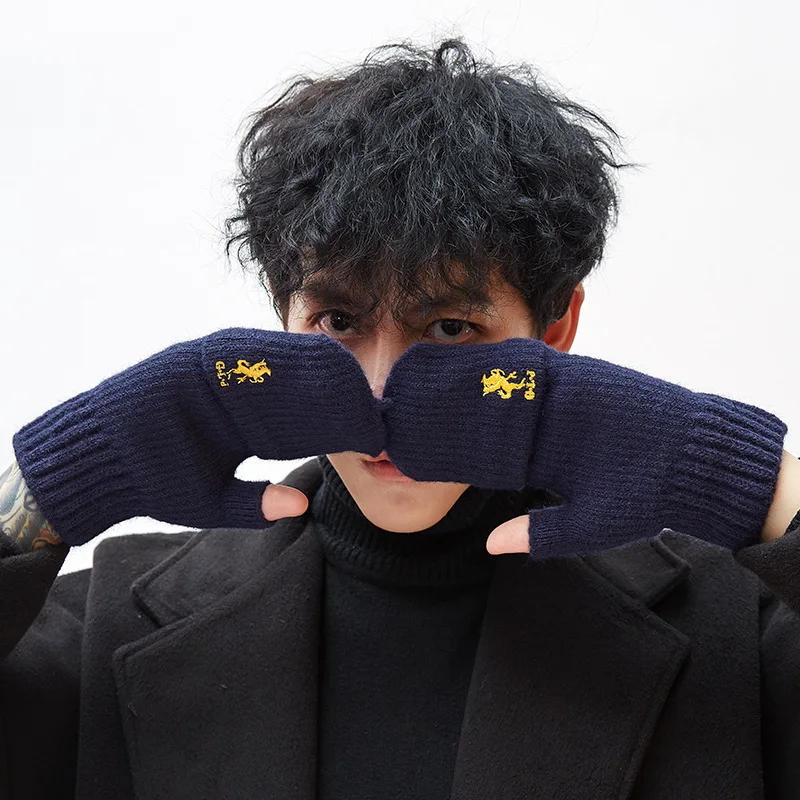 Новые вязаные перчатки, мужские зимние уличные перчатки с откидной крышкой на полпальца, бархатные теплые перчатки с вышивкой
Новые вязаные перчатки, мужские зимние уличные перчатки с откидной крышкой на полпальца, бархатные теплые перчатки с вышивкой