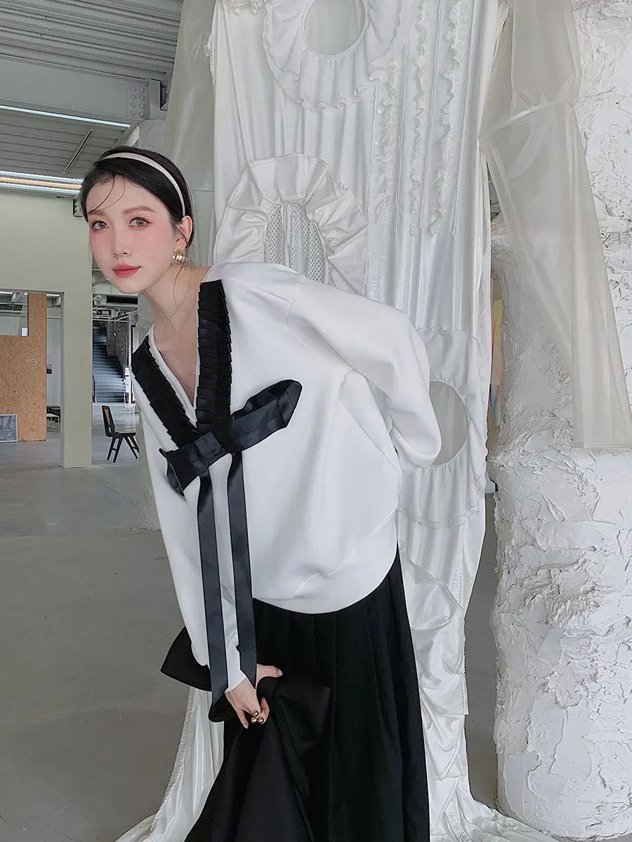 Womens Bownot Spliced White Pullover Sweatshirts Vintage V Neck Loose Korean Style Tops Fashion Streetwear 2021 Female Tops
Womens Bownot Spliced White Pullover Sweatshirts Vintage V Neck Loose Korean Style Tops Fashion Streetwear 2021 Female Tops