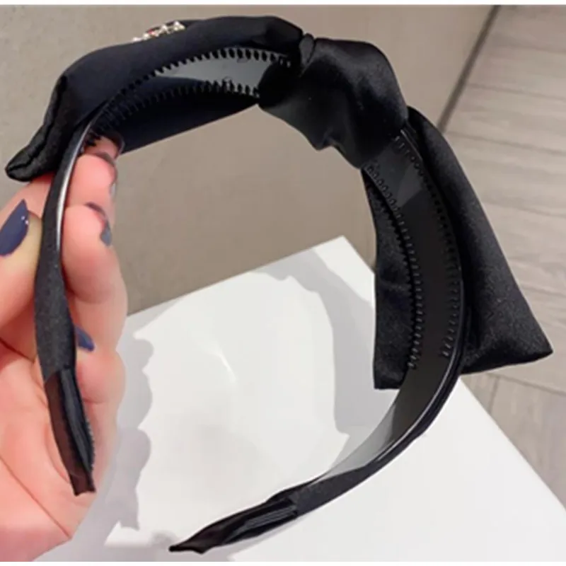 Black Silk Satin Bowknot Hairband Crystals Women Elegant Bow Knot Headband Toothed Not Slip Ladies Dress Match Headdress Turban
Black Silk Satin Bowknot Hairband Crystals Women Elegant Bow Knot Headband Toothed Not Slip Ladies Dress Match Headdress Turban