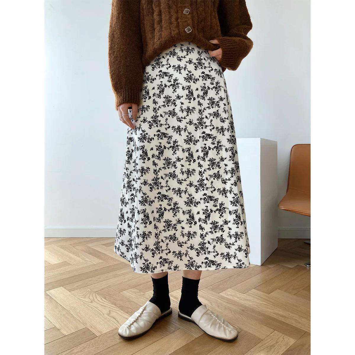 2021 Spring New Korean Women Long Skirt Flower Printed High Waist Middle Length French Chiffon A-line Skirt
2021 Spring New Korean Women Long Skirt Flower Printed High Waist Middle Length French Chiffon A-line Skirt