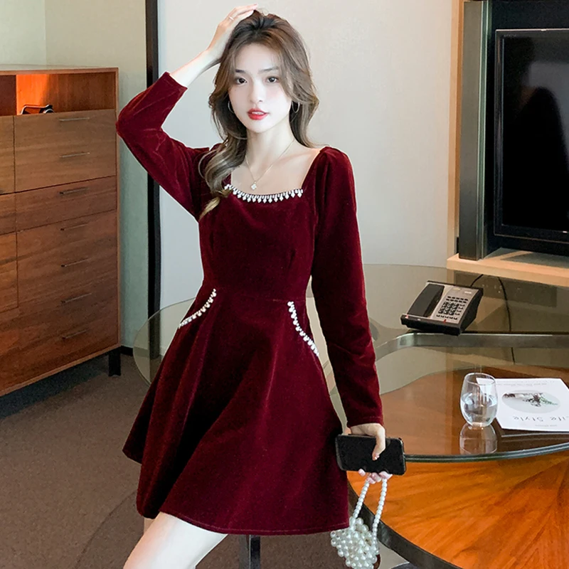 2022 New Year dress velvet design pocket diamond elegant square collar temperament gentle solid color medium long skirt
2022 New Year dress velvet design pocket diamond elegant square collar temperament gentle solid color medium long skirt