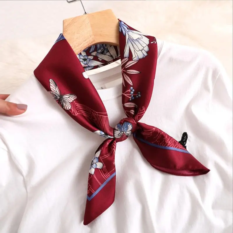 Новый женский модный популярный маленький шелковый шарф KOI LEAPING с цветочным узором летний солнцезащитный Мягкий Шелковый маленький шарф Го... 
Новый женский модный популярный маленький шелковый шарф KOI LEAPING с цветочным узором летний солнцезащитный Мягкий Шелковый маленький шарф Го...